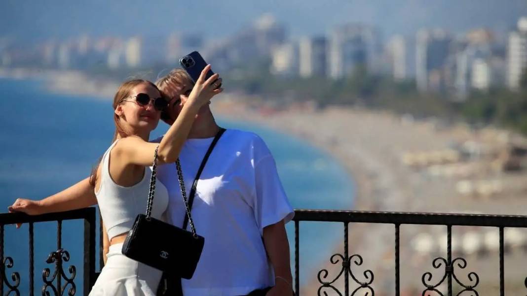 Türkiye Üşürken Antalya Güneşleniyor: Hava 26, Deniz 25 Derece! 2